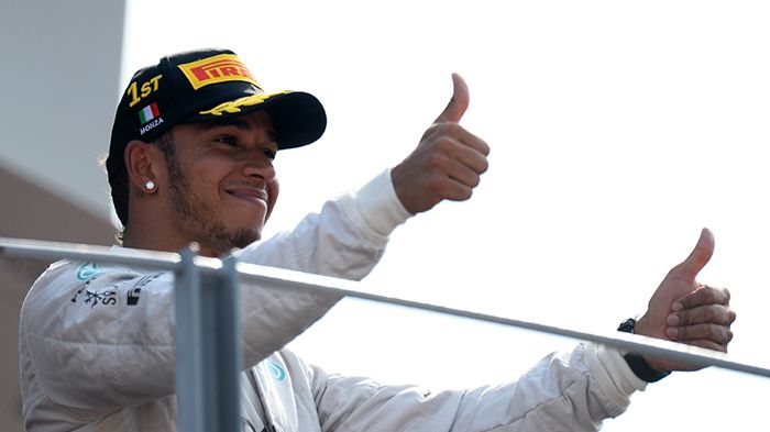Ο Lewis Hamilton πανηγυρίζει στο podium την εμφατική νίκη του στην Monza, η οποία τον φέρνει 22 βαθμούς πίσω από τον Rosberg στο κυνήγι του Τίτλου.