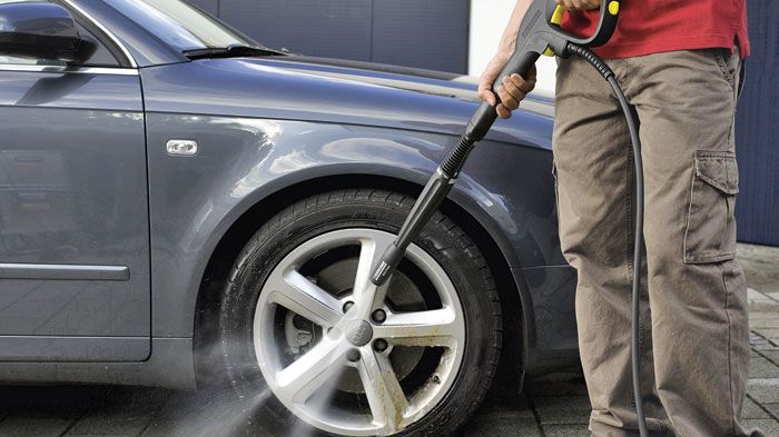 Ένα καλό πλύσιμο συνήθως είναι αρκετό για να… λάμψει το αυτοκίνητό σας. Για πιο βαριές περιπτώσεις, απευθυνθείτε σε πλυντήρια ή ακόμη και προβείτε σε γυάλισμα του αμαξώματος.