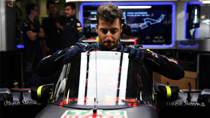 Φωτογραφίες από την συνέντευξη τύπου, με τον Ricciardo να κάθεται μέσα στο νέο cockpit του μονοθεσίου της Red Bull.