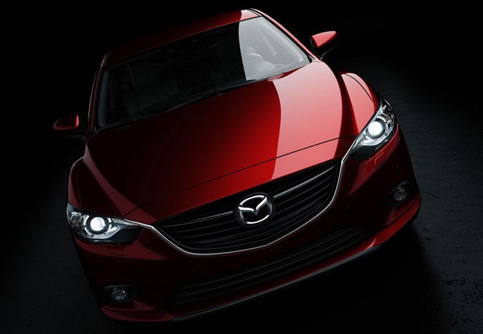 Από τη φωτογραφία του νέου Mazda6 φαίνεται ξεκάθαρα, ότι έχει δανειστεί αρκετά στοιχεία από το πρωτότυπο Takeri.