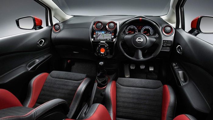 Διακριτικά σπορ είναι η ατμόσφαιρα στο εσωτερικό του Nissan Note Nismo, όπως τη συνθέτουν στοιχεία σαν τα σπορ καθίσματα και τα αλουμινένια πεντάλ.