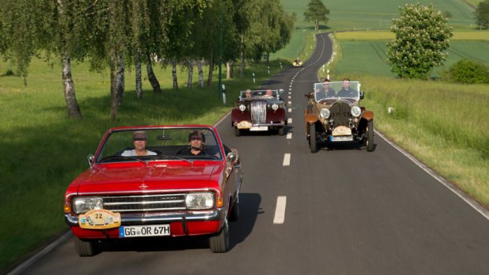 Διάφορες γενιές κάμπριο μοντέλων της Opel σε δράση. Εδώ βλέπουμε τα Rekord C, Super 6 Gläser και Opel 8/25 PS.