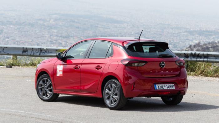 Σε μία υπεραστική διαδρομή το σύστημα διεύθυνσης θα σε βοηθήσει με την ακρίβεια και την αποτελεσματικότητά του, παρότι η σχετικά ελαφριά αίσθηση «κόβει» πόντους από το fun to drive του Opel Corsa.