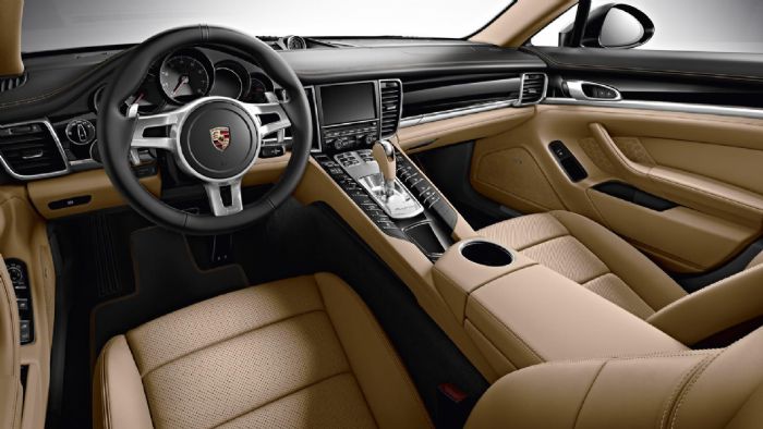 Δίχρωμες δερμάτινες επενδύσεις και ηχοσύστημα Bose, που έχει ισχύ 585 watt και διαθέτει 14 ηχεία, στο εσωτερικό της Porsche Panamera Edition.