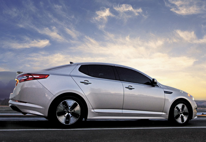 Από το 2012 το Kia Optima Hybrid θα διατίθεται σε ορισμένες ευρωπαϊκές αγορές με κινητήρα βενζίνης δύο λίτρων.