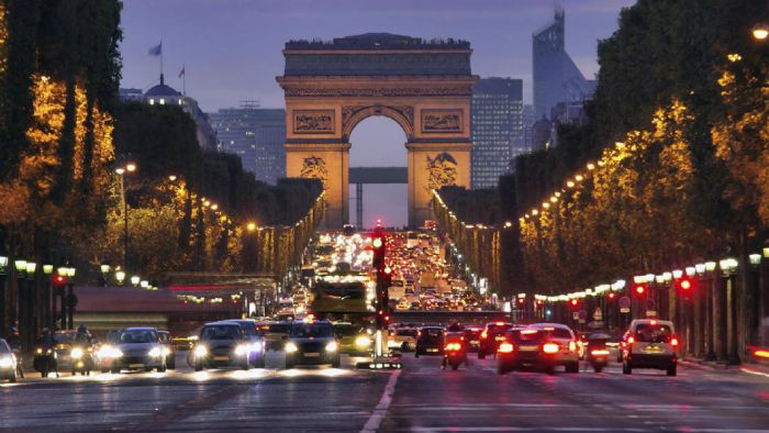 Το Παρίσι σκέφτεται να απαγορεύσει τα αυτοκίνητα από το κέντρο της πόλης.