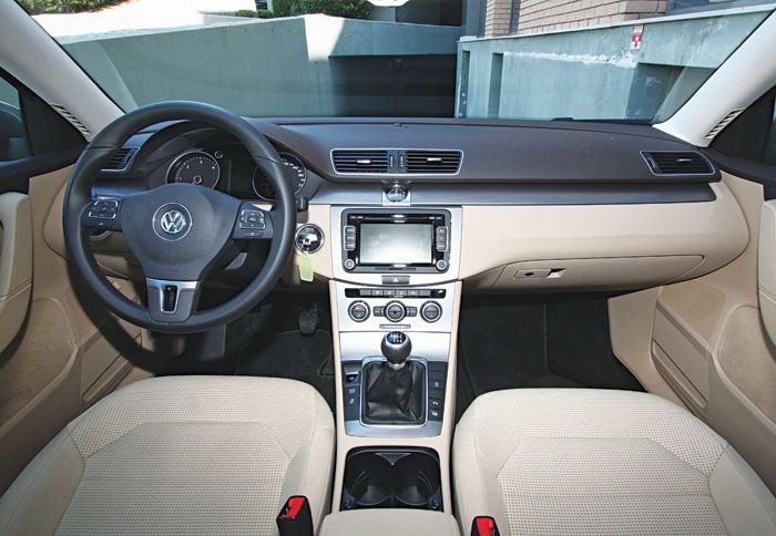 Ποιότητα και ευρυχωρία χαρακτηρίζουν το άνετο και ήσυχο εσωτερικό του VW Passat.