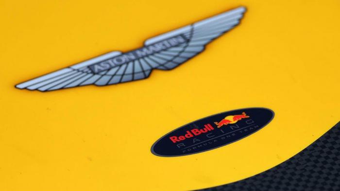Τοποθετημένο, στο μονοθέσιο της Red Bull Racing, θα βρίσκεται για ακόμη μια χρονιά το λογότυπο της βρετανικής μάρκας.