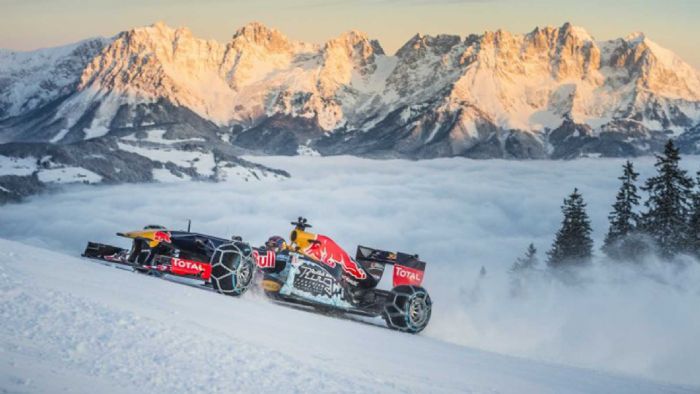 Εντυπωσιακό και πρωτόγνωρο το θέαμα με το μονοθέσιο της Red Bull F1 στα χιόνια με αλυσίδες στους τροχούς.