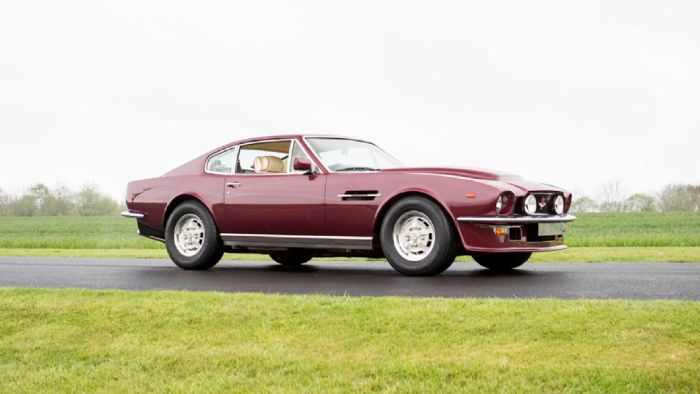 Tο 1984 o Rowan Atkinson αγόρασε την Aston Martin V8 Vantage του 1981, σε μία μπορντό της Βουργουνδίας (Imperial Burgundy) απόχρωση και ένα μπεζ (Magnolia) εσωτερικό.