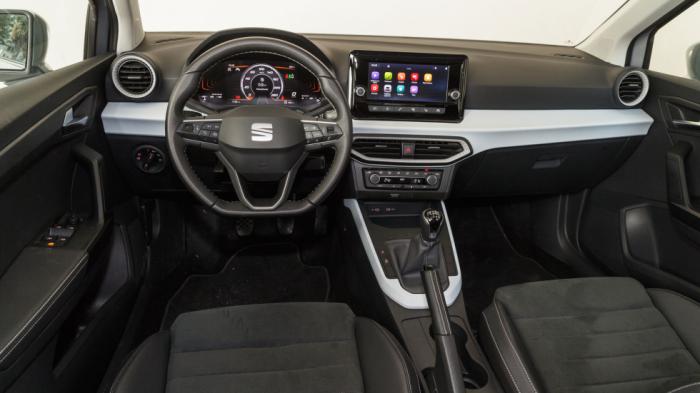 Ο στάνταρ εξοπλισμός του SEAT Arona περιλαμβάνει ψηφιακό πίνακα οργάνων Digital Cockpit 8 ιντσών, καθώς και οθόνη αφής 8,25 ιντσών.