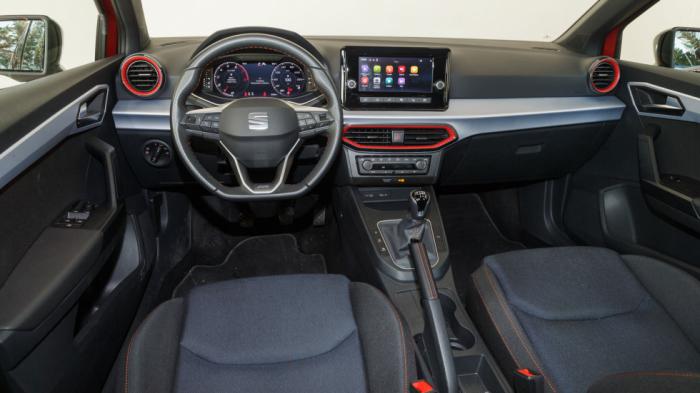 Στο ποιοτικό εσωτερικό του SEAT Ibiza η touchscreen των 8,25 ιντσών και ο ψηφιακός πίνακας οργάνων Digital Cockpit. 