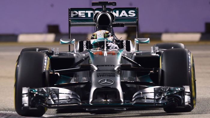 Ο Lewis Hamilton κέρδισε τον ομόσταυλό του στην Mercedes, Nico Rosberg, για μόλις 7 χλστ. του δευτερολέπτου, παίρνοντας έτσι την 6η για φέτος και 2η συνεχόμενη, pole position.