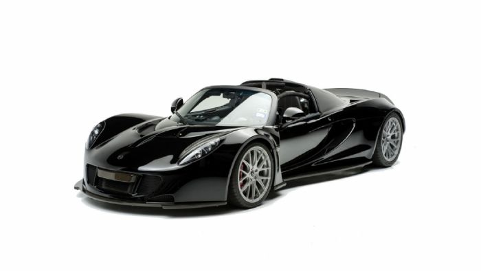 Η συγκεκριμένη Venom GT είναι μία από τις πέντε που φτιάχτηκαν το 2013 και η πρώτη GT Spyder. Διαθέτει έναν biturbo 7λιτρο V8 κινητήρα, που αποδίδει 1.200 ίππους και 1.565 Nm ροπής. 