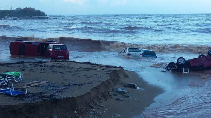 Σύμφωνα με τις πρώτες πληροφορίες σχεδόν δέκα οχήματα κατέληξαν στην παραλία.