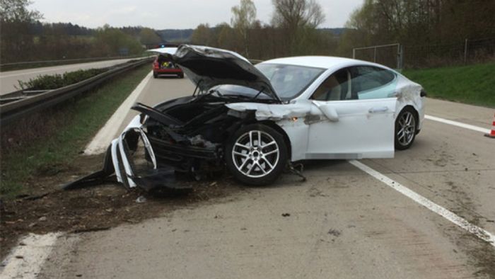 Η εικόνα που βλέπετε είναι από παλαιότερο ατύχημα με ένα Tesla Model S, στους δρόμους της Γερμανίας.