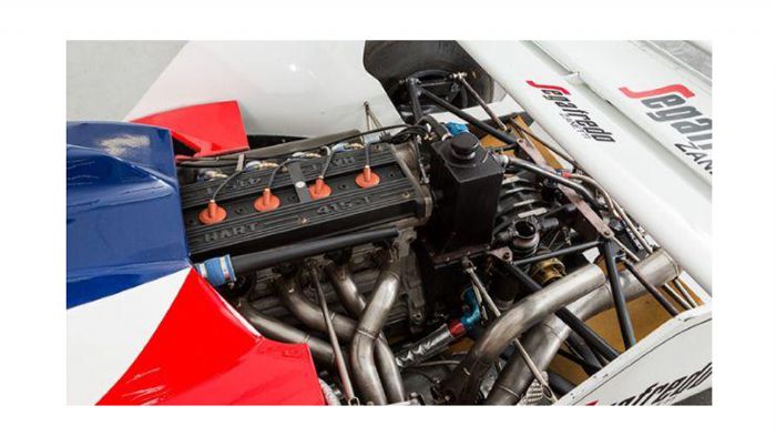 Διαθέτει τον αρχικό κινητήρα Hart turbo, ένα επιπλέον block από την ομάδα της Toleman, αλλά και τα έγγραφα που δείχνουν την μέχρι στιγμή πορεία της.