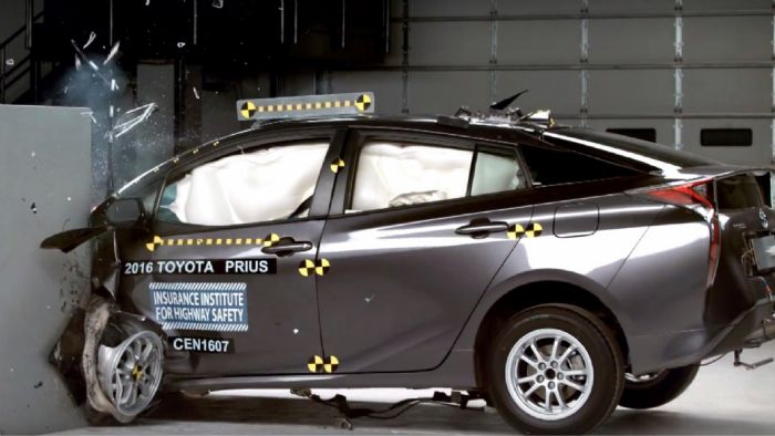 Υψηλότερη βαθμολόγηση, σε σχέση με την προηγούμενη γενιά του μοντέλου, δέχτηκε το Toyota Prius και ως αποτέλεσμα πήρε τον κορυφαίο τίτλο ασφάλειας από το IIHS.