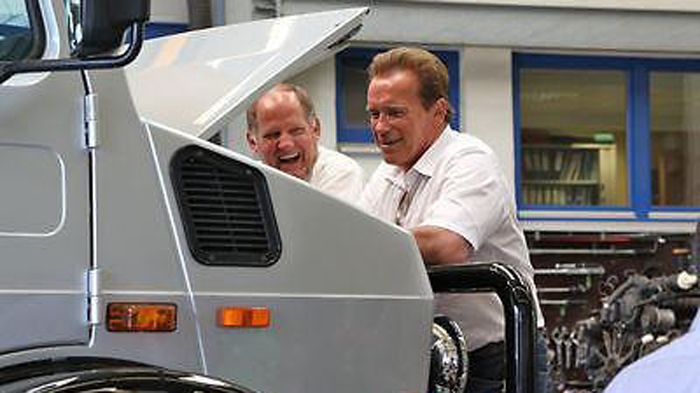 Το Unimog U1300 SE 6.4 αποκτήθηκε από τον Arnold Schwarzenegger πέρσι και έχει οδηγηθεί για μόλις 21.000 χλμ. Διαθέτει ένα Euro3 diesel μοτέρ 6,4 λτ. (325 PS).