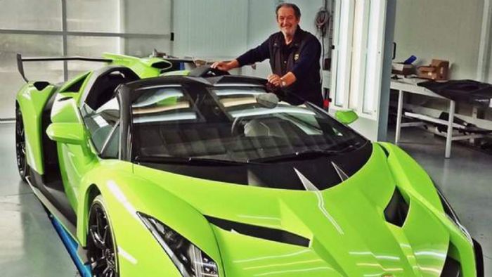 Ο πρώην επικεφαλής test driver της Lamborghini, ποζάρει περιχαρής δίπλα από μια Veneno Roadster.