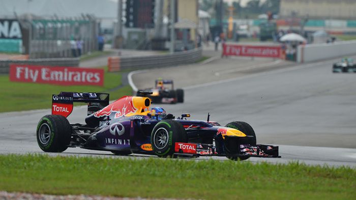 Ο Sebastian Vettel νίκησε στον αγώνα της Μαλαισίας, αφήνοντας δεύτερο τον teammate του Mark Webber.