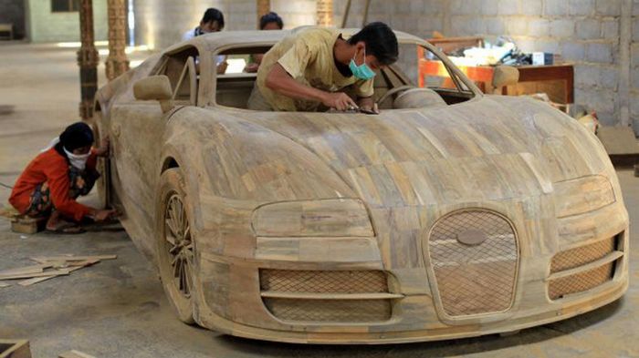 Η συγκεκριμένη Veyron είναι κατασκευασμένη από ξύλο και κοστίζει μόλις 3.300 δολάρια.