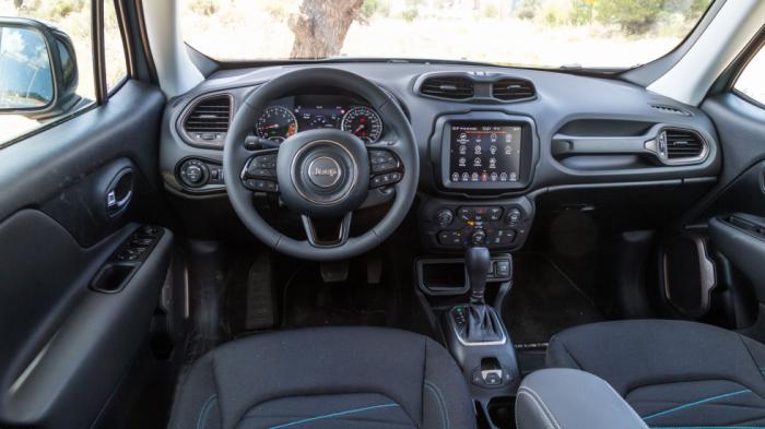 Ευρύχωρο και καλοφτιαγμένο το εσωτερικό του ήπια υβριδικού Jeep Renegade, το οποίο στη 2η έκδοση Limited προσφέρεται με touchscreen 8,4 ιντσών και ψηφιακό πίνακα οργάνων 7