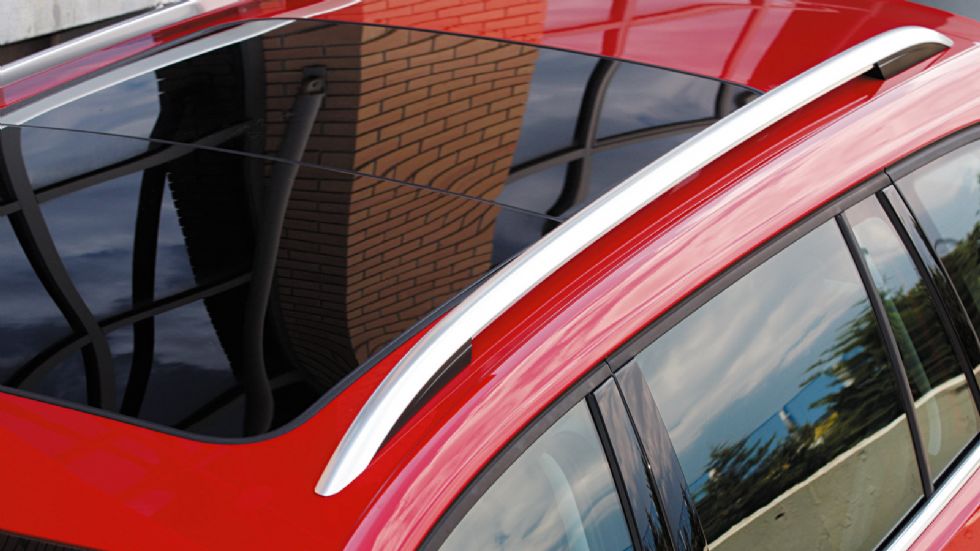 Διαφορετικοί προφυλακτήρες εμπρός και πίσω, πλαϊνά προστατευτικά και ράγες οροφής είναι σημαντικότερες crossover πινελιές στο Volkswagen Golf Alltrack.
