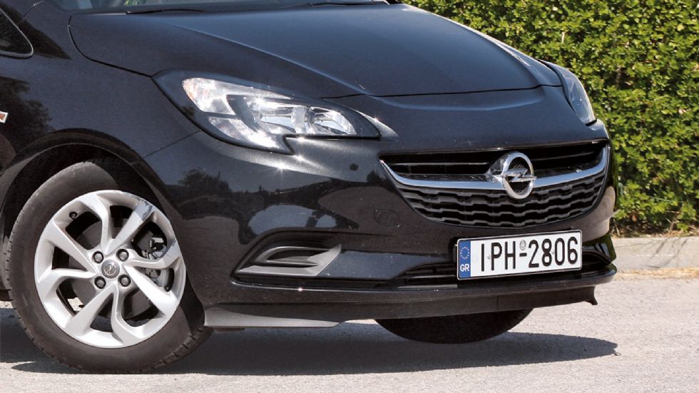 Τα ελλειπτικά σε σχήμα φώτα και η «χαμογελαστή» μάσκα τονίζουν την νεανικότητα του Opel Corsa.  