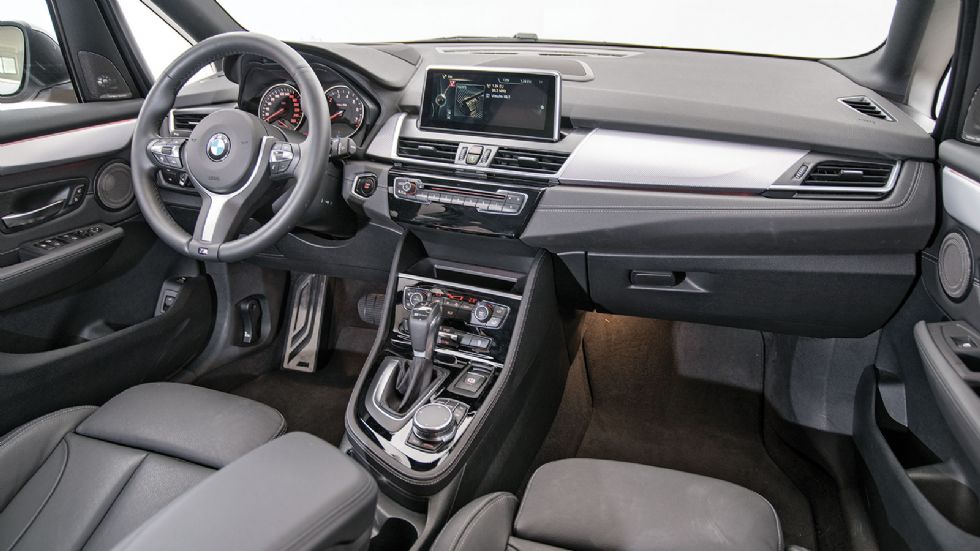 Το εσωτερικό του VW Golf GTE είναι συγκρατημένο σχεδιαστικά, αλλά κινείται στα γνωστά ποιοτικά πρότυπα της φίρμας, διαθέτοντας πολύ καλή ποιότητα υλικών με πολύ καλή συναρμογή. 