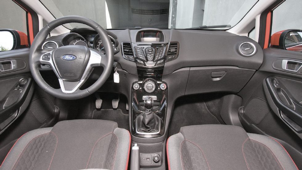 Ποιοτικό αλλά με μικρές ατέλειες στη συναρμογή είναι το εσωτερικό του Ford Fiesta. Κερδίζει σε σχεδίαση, ενώ η λογική των κουμπιών στην κεντρική κονσόλα θέλει ένα μικρό χρόνο εξοικείωσης. Ακόμη λείπει