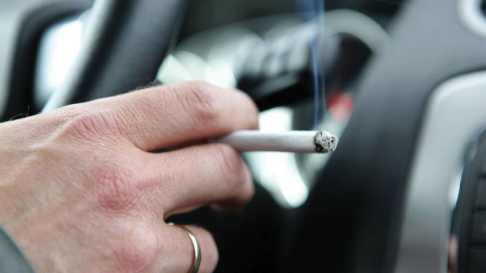 Ο καπνός του τσιγάρου μολύνει το σύστημα του κλιματιστικού, λερώνει τις ταπετσαρίες  και προκαλεί μόνιμη δυσοσμία, μειώνοντας τη μεταπωλητική αξία του αυτοκινήτου.