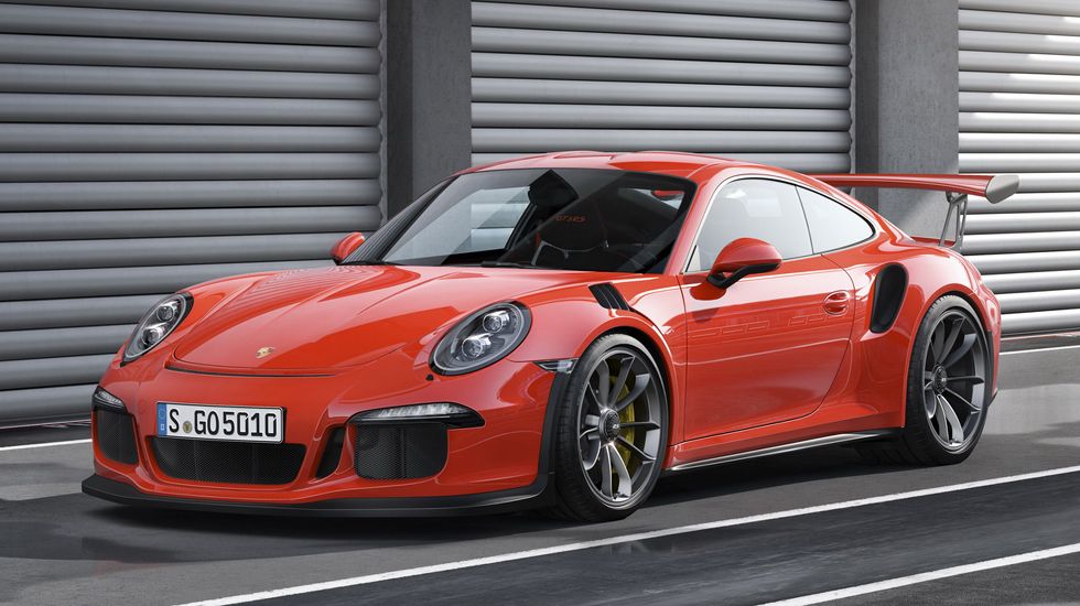 Πρόσφατα η Porsche παρουσίασε την 911 GT3 RS. Η εταιρεία απειλεί με μηνύσεις την Aston Martin, θεωρώντας το όνομα «GT3» δικό της.