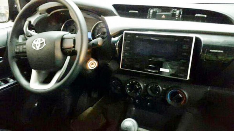 Στο εσωτερικό του Toyota Hilux θα υπάρχει μια μεγάλη οθόνη αφής στην κεντρική κονσόλα, ενώ και ο πίνακας οργάνων είναι σημαντικά αλλαγμένος.