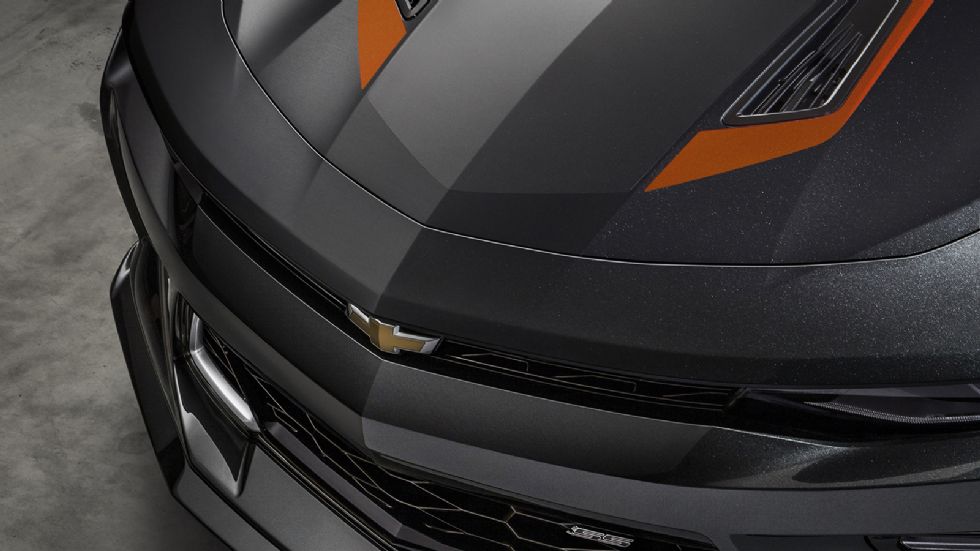 Το γκρι μεταλλικό χρώμα «Nightfall Gray» έχει επιλεγεί για την επετειακή Camaro.