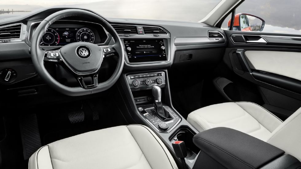 Στο εσωτερικό μπορεί να τοποθετηθεί το Volkswagen Digital Cockpit, που περιλαμβάνει το σύστημα infotainment Car-Net που υποστηρίζει τα Apple CarPlay, Android Auto και MirrorLink.