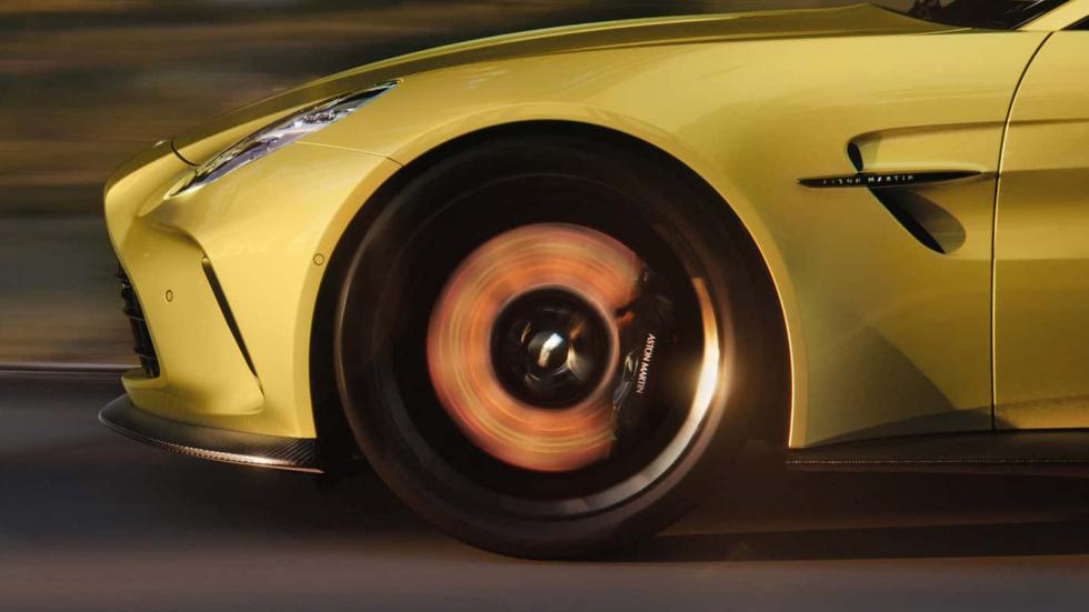 Aston Martin: Ξανά πιστή στη βενζίνη, θα πουλάει θερμικά μετά το 2030