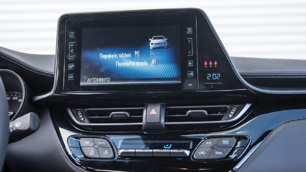Εντυπωσιακή η έγχρωμη οθόνη αφής 8 ινστών στο κέντρο του ταμπλό για τον χειρισμού του Toyota Touch 2.
