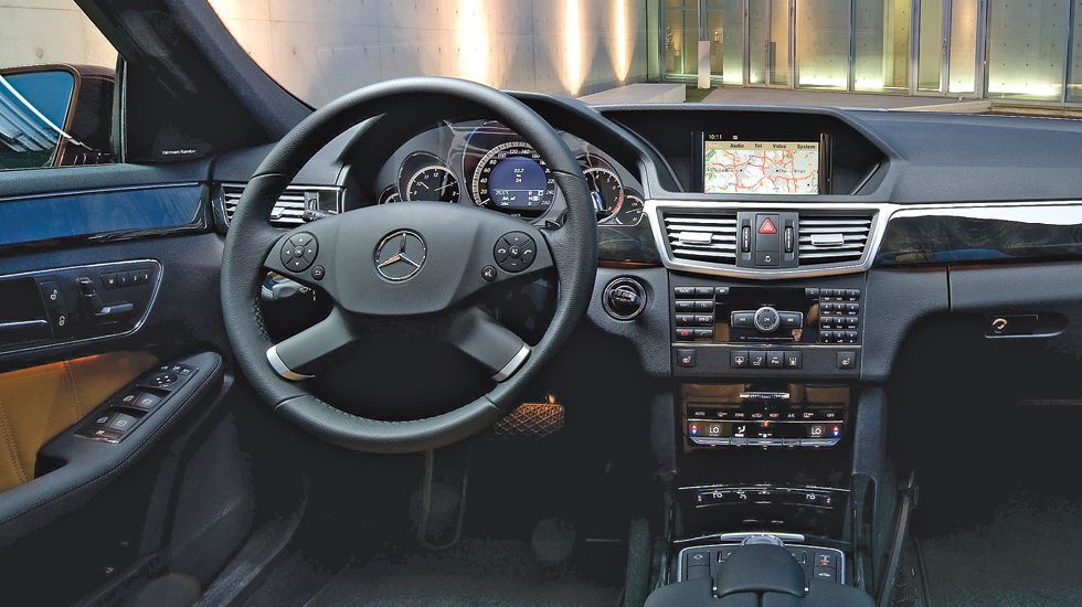Ποιοτικό και πολυτελές το εσωτερικό της Mercedes E300 BlueTEC Hybrid.