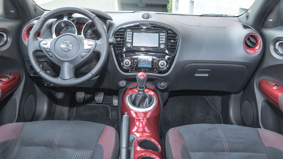 Το γεροδεμένο εσωτερικό του Nissan Juke ακολουθεί τις άκρως μοντέρνες και δυναμικές σχεδιαστικές νόρμες του αμαξώματος.
