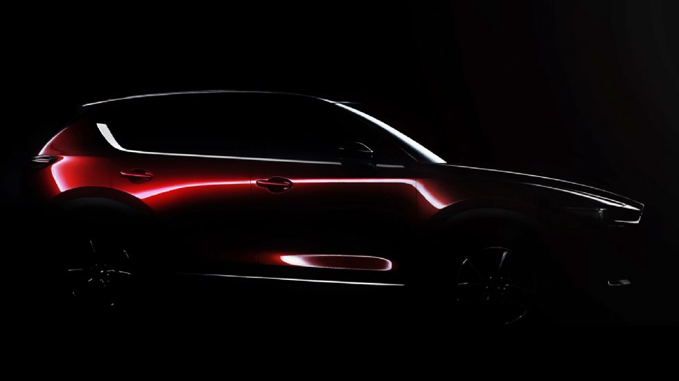 Στη σκοτεινή προωθητική εικόνα του νέου Mazda CX-5, βλέπουμε κάτι σαν το μικρό αδελφό του CX-9, με χαμηλωμένο προφίλ και πιο «σφιχτές» γραμμές.