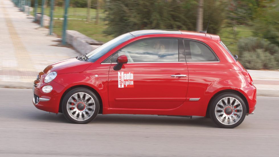 Το Fiat 500 με τις ρετρό σχεδιαστικές του παραπομπές προκαλεί χαμόγελα νοσταλγίας στο πέρασμά του.
