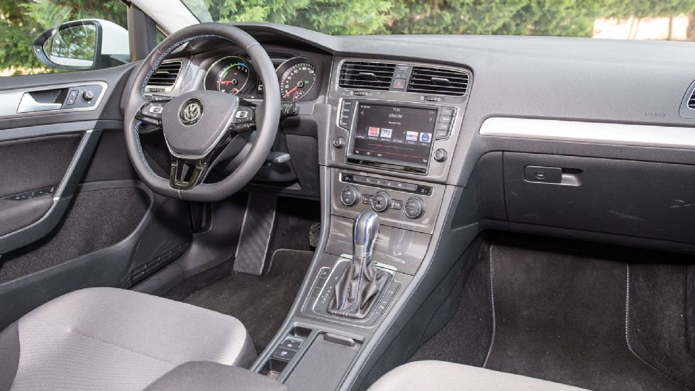 Γνώριμη η εικόνα στο εσωτερικό του VW e-Golf, με τον πίνακα οργάνων να διαφοροποιεί την αισθητική του, σε σχέση με αυτόν των συμβατικών Golf. Οι μπλε πινελιές-ραφές αποτελούν ίδιον των ηλεκτρικών της 