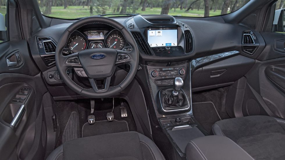 Το Ford Kuga εκφράζει και στην ανανεωμένη του έκδοση τον πιο σπορ, για τα δεδομένα της κατηγορίας, χαρακτήρα του αισθητικά.