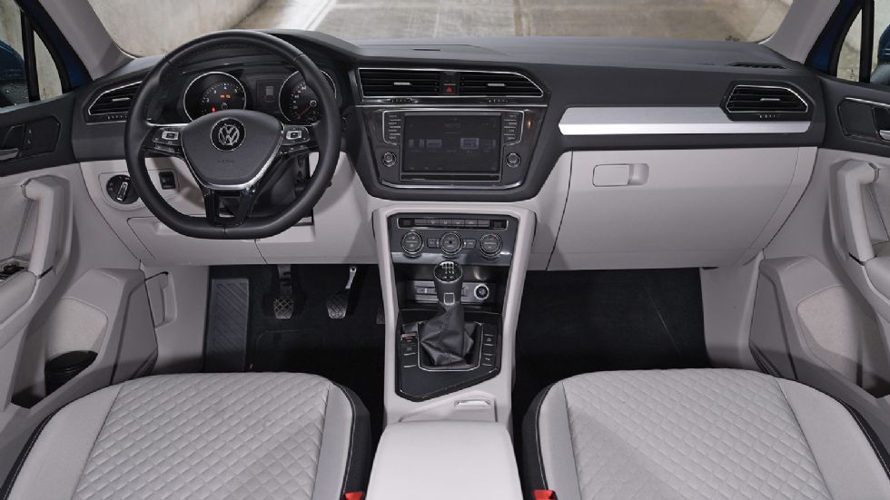 To εσωτερικό του VW Tiguan είναι άρτιο κατασκευαστικά και διαθέτει ποιοτικά υλικά στην καμπίνα του. 