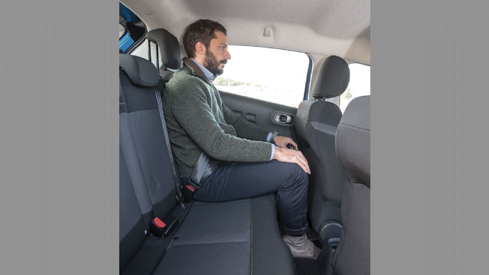 Αρκετό αέρα για τα πόδια και τα κεφάλια 2 επιβατών προσφέρει το Citroen C3 στο πίσω κάθισμα.