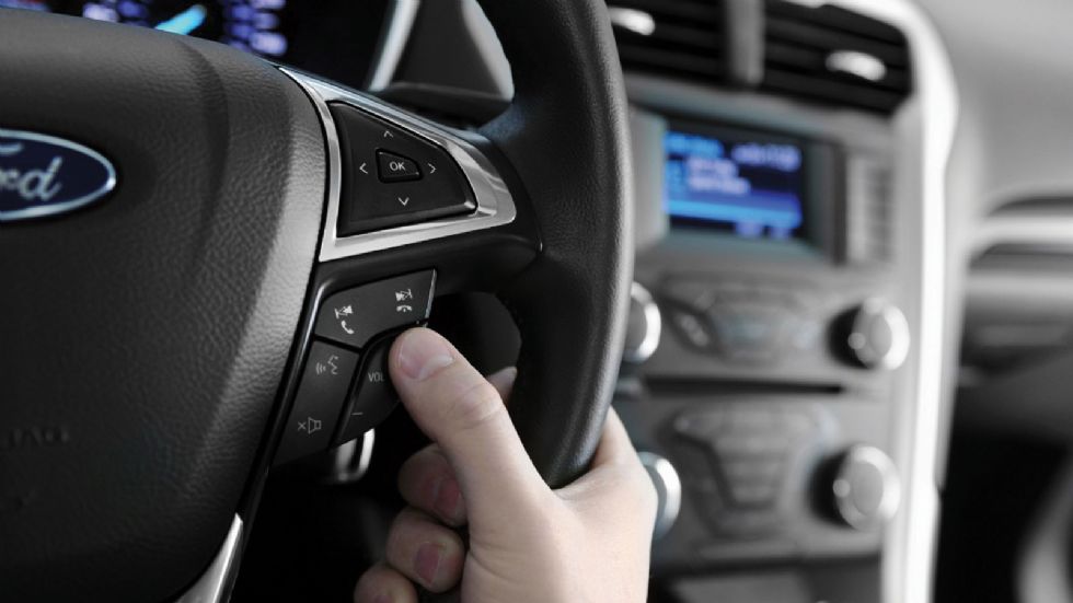 Το σύστημα SYNC2 της Ford αποτελεί μια εξελιγμένη λύση στο πρόβλημα «πολλά κουμπιά» συνδυάζοντας οθόνη αφής και φωνητικές εντολές.