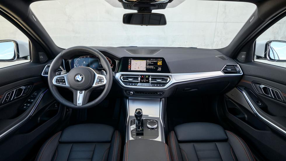 Τυπικό εσωτερικό BMW συναντούμε στην 320i, με τον διάκοσμο να είναι πολυτελής και την ποιότητα κορυφαία. 
