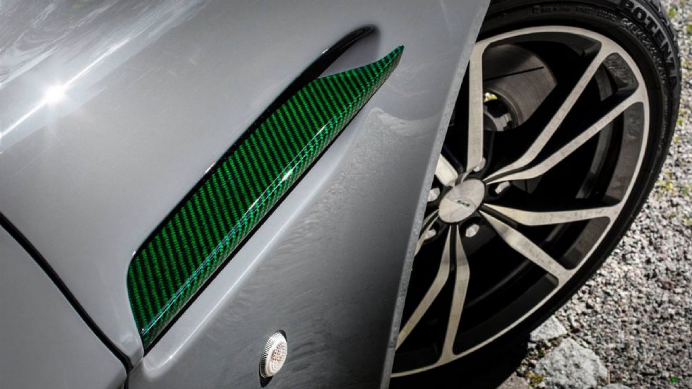 Εξωτερικά, η V8 Vantage S «Swedish Forest Edition» διαθέτει γκρι αμάξωμα, ενώ αυτό που την κάνει ξεχωριστή είναι οι πράσινες carbon λεπτομέρειες. 