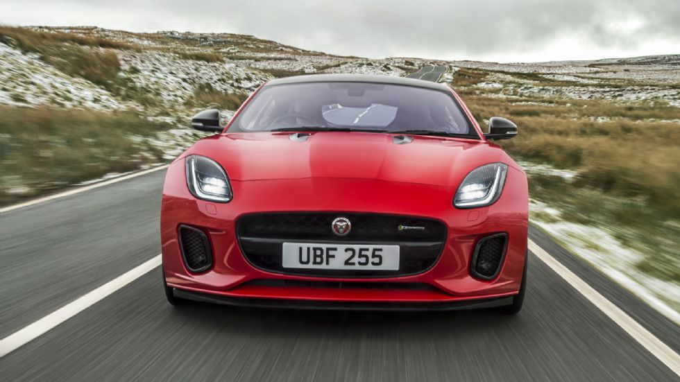 Η Jaguar δίνει 5,4 δλ. για τα 0-96 χλμ/.ώρα, μία επίδοση που ισοδυναμεί με 5,6 δλ. για τα 0-100 χλμ/.ώρα, ενώ η τελική ταχύτητα αγγίζει τα 250 χλμ./ώρα. Η μέση κατανάλωση που ανακοινώνεται είναι της τ